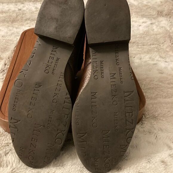 𝅺: : MIEZKO 90s Style Fold Over Ankle Boots with Gold Stud Detail : : - Picture 8 of 16